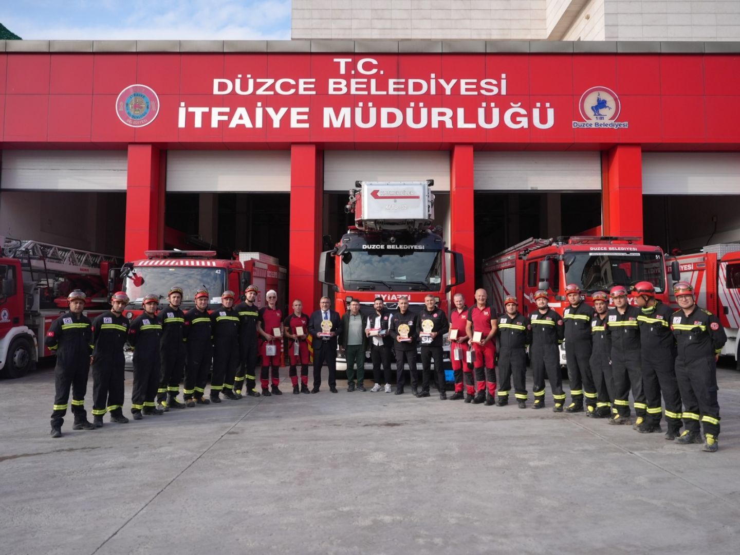 DEPREMDE KURULAN DAYANIŞMA DOSTLUĞA DÖNÜŞTÜ 