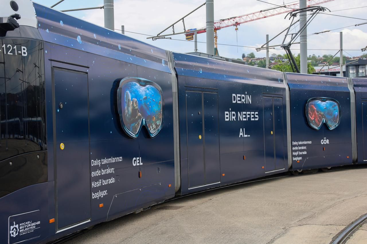 KOCAELİ’DE TRAMVAYLAR SU ALTI DÜNYASINA BÜRÜNDÜ 