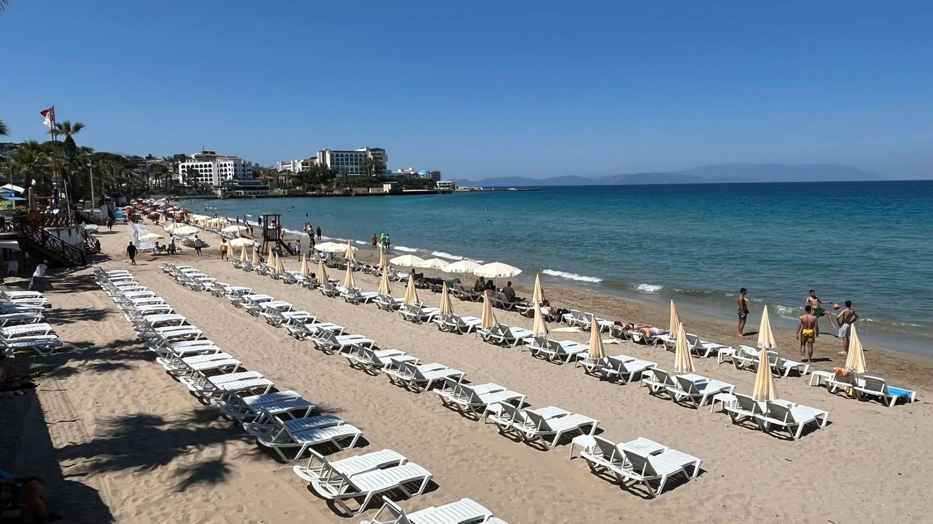 KUŞADASI’NDA PLAJLAR BAYRAMA HAZIRLANDI 