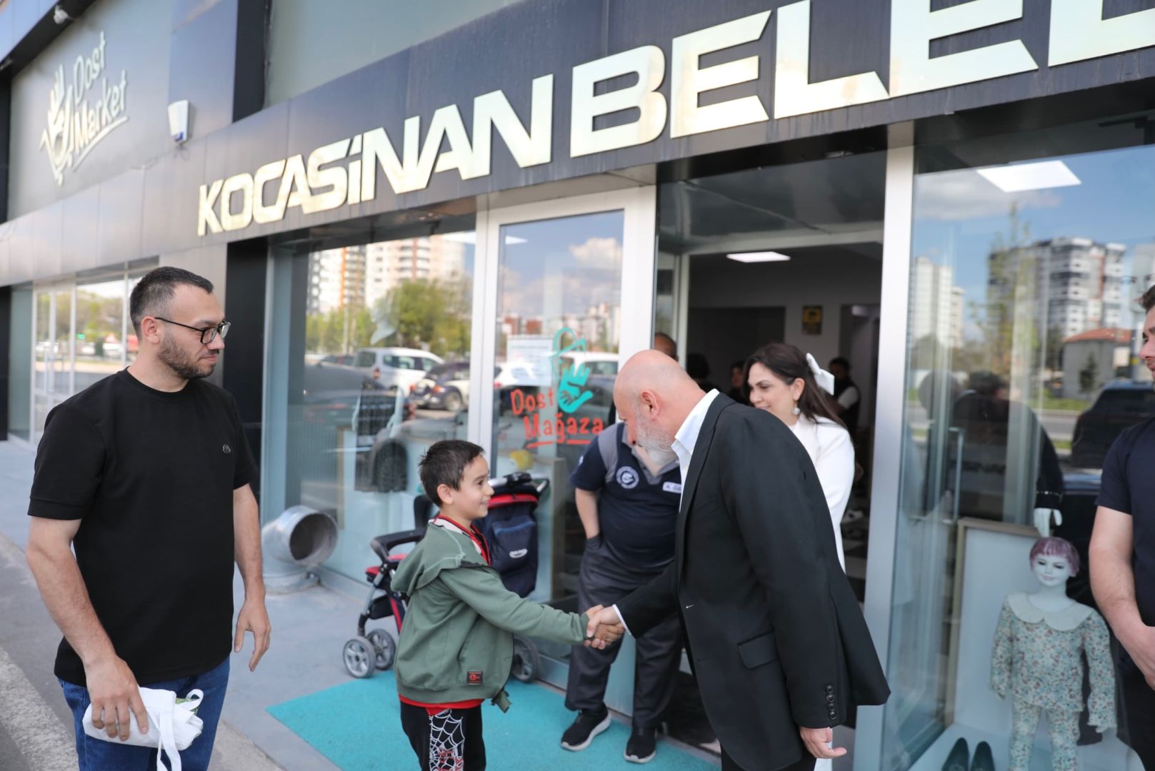 PARANIN GEÇMEDİĞİ MAĞAZADA DAYANIŞMA 