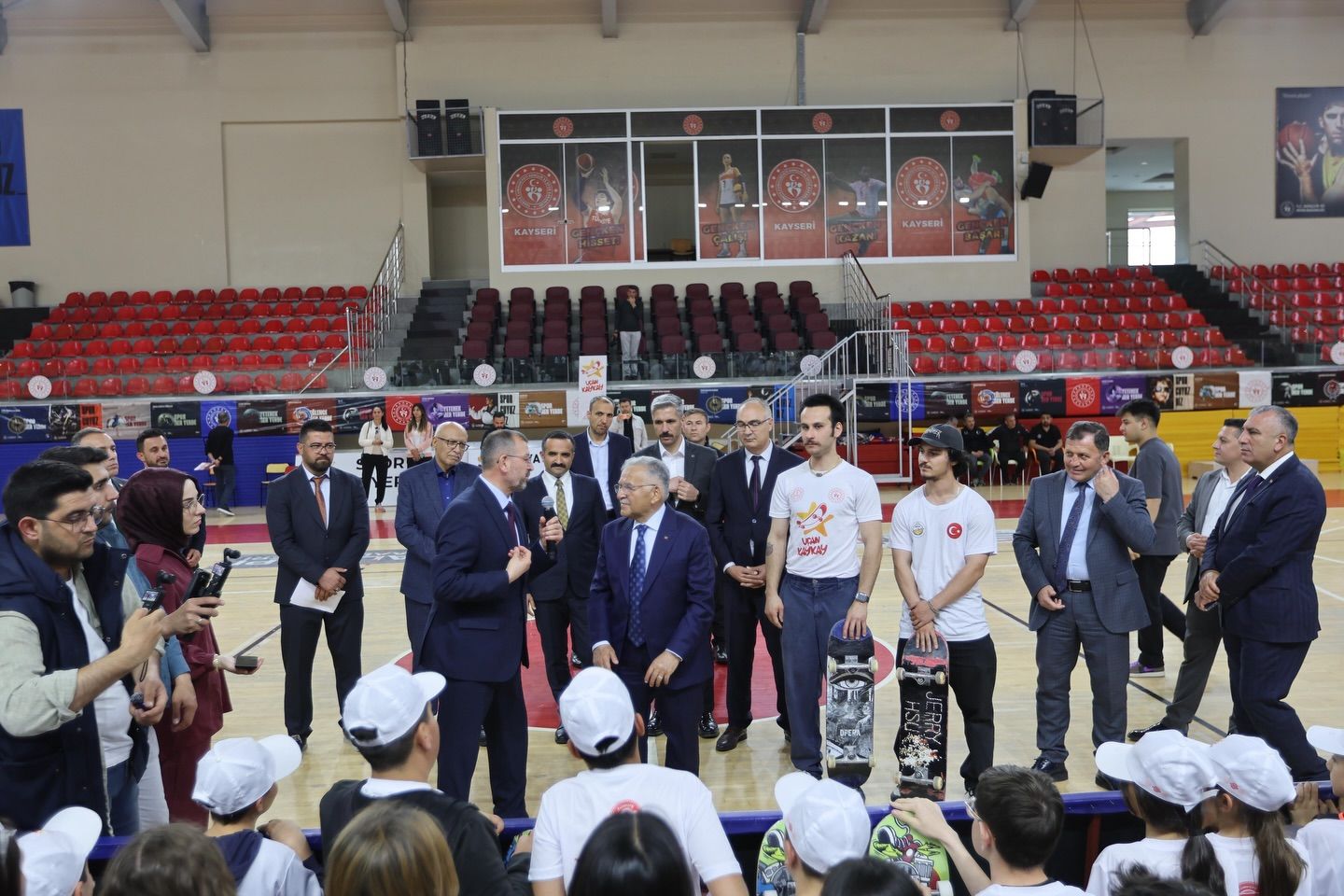 UÇAN KAYKAY PROJESİ’NDE GENÇLERLE BULUŞTU