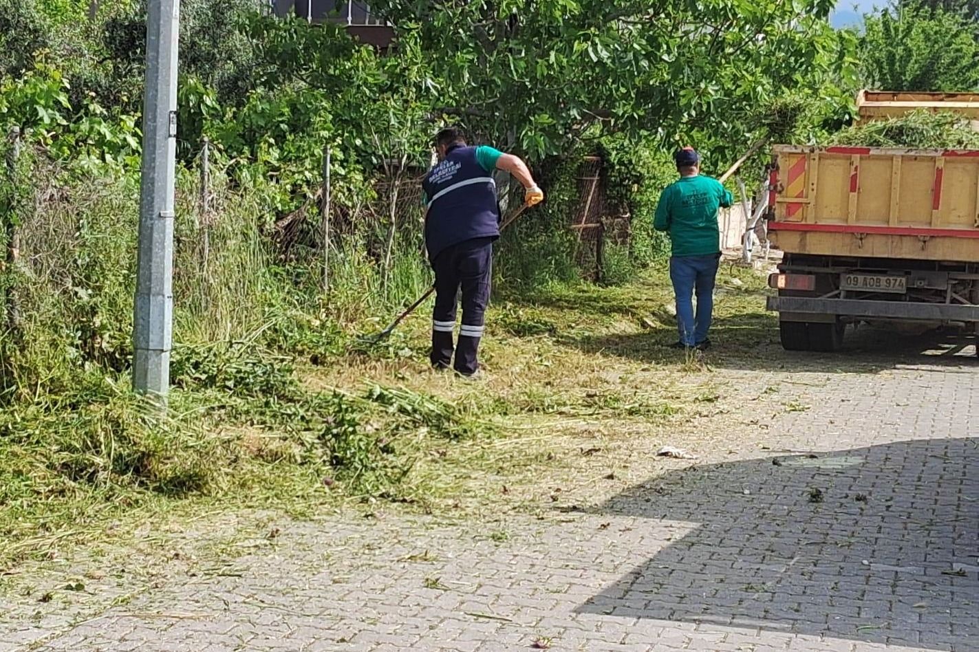 YEŞİL ALANLARA NEFES ALDIRAN KAPSAMLI BAKIM ÇALIŞMALARI SÜRÜYOR