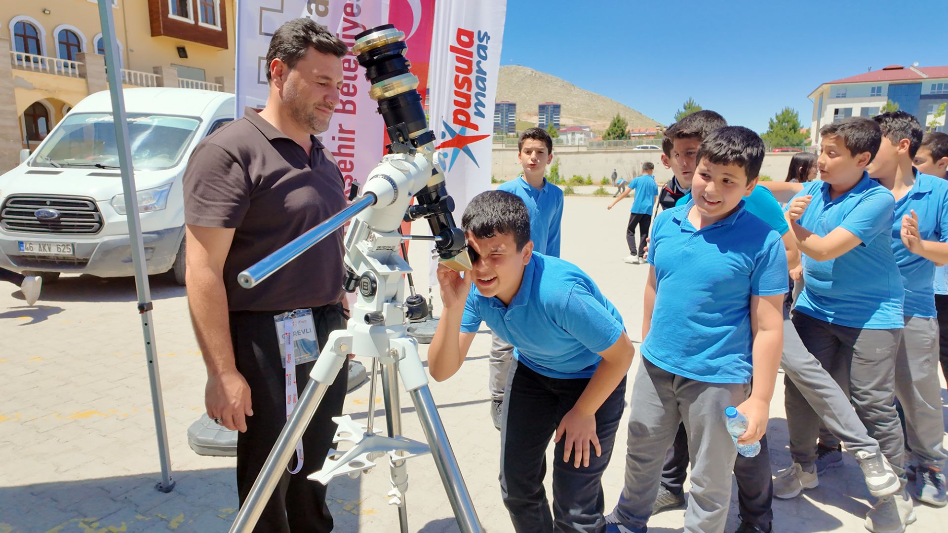 BİLİM OTOBÜSÜ ELBİSTAN’DA GENÇLERİ KEŞİF YOLCULUĞUNA ÇIKARDI 