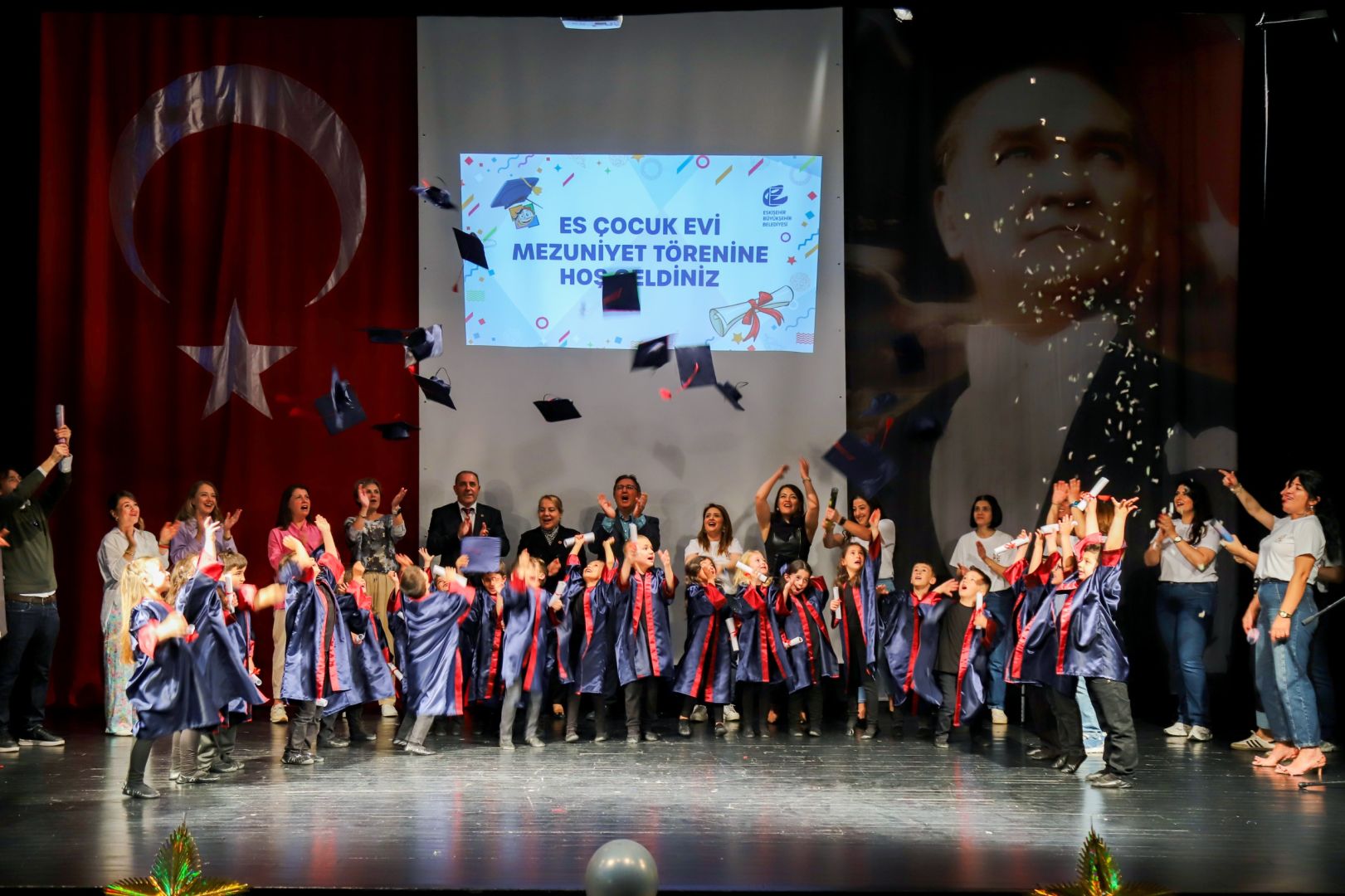ES ÇOCUK EVİ'NDE MEZUNİYET COŞKUSU 