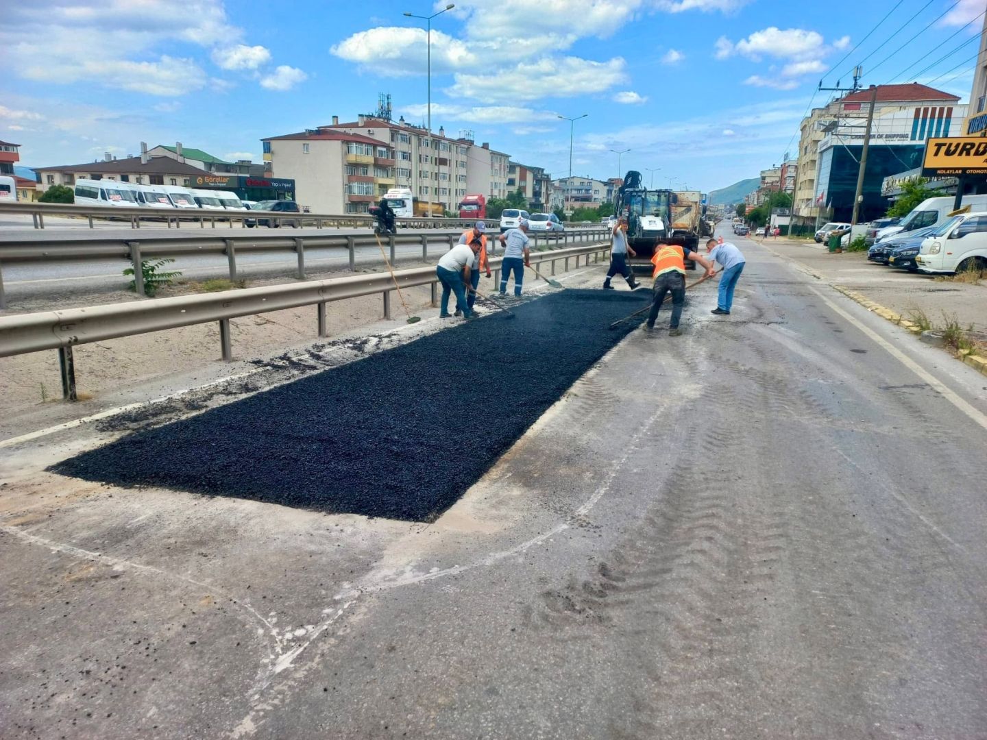 YOL BAKIM ÇALIŞMALARI EŞ ZAMANLI SÜRÜYOR