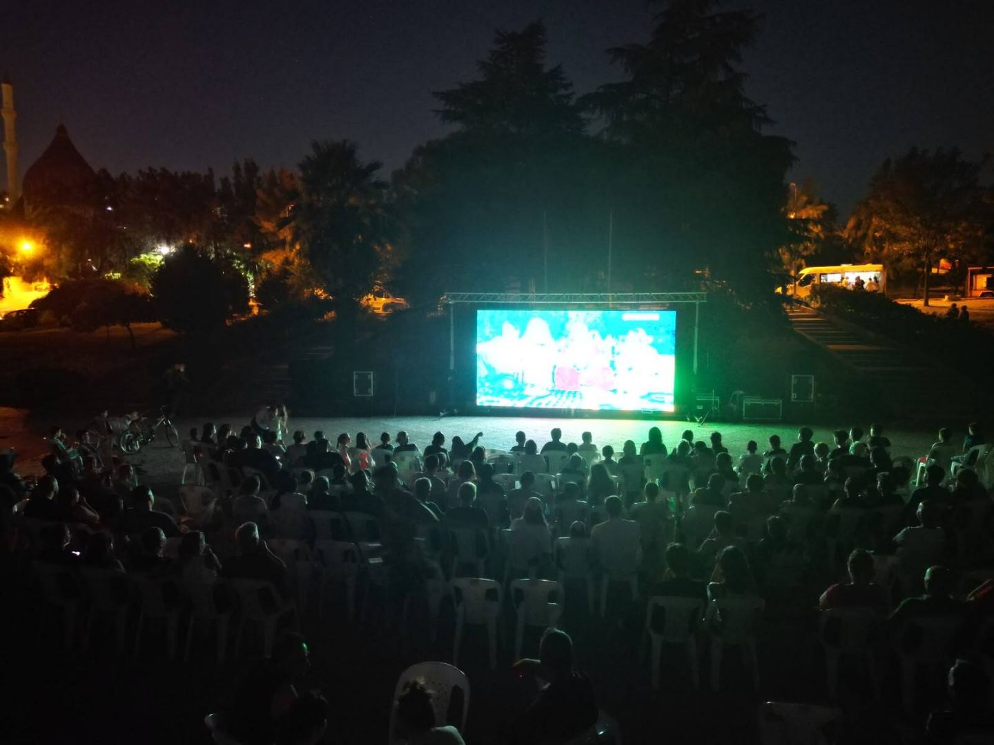 ÇİĞLİ MAHALLE SİNEMA GÜNLERİ VATANDAŞLARI AÇIK HAVADA BULUŞTURUYOR