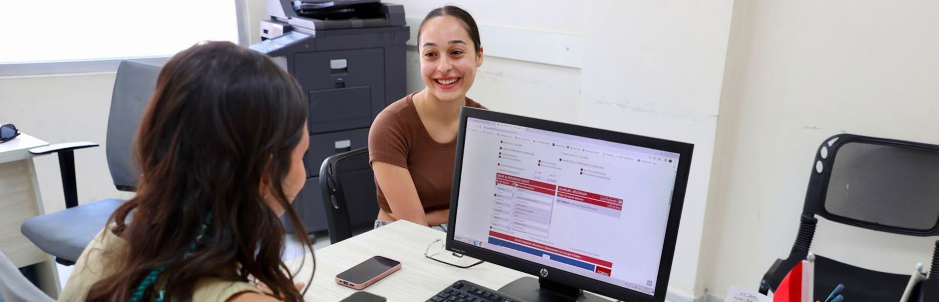 BUCA BELEDİYESİ, YKS TERCİHLERİNDE GENÇLERİN YANINDA OLUYOR 