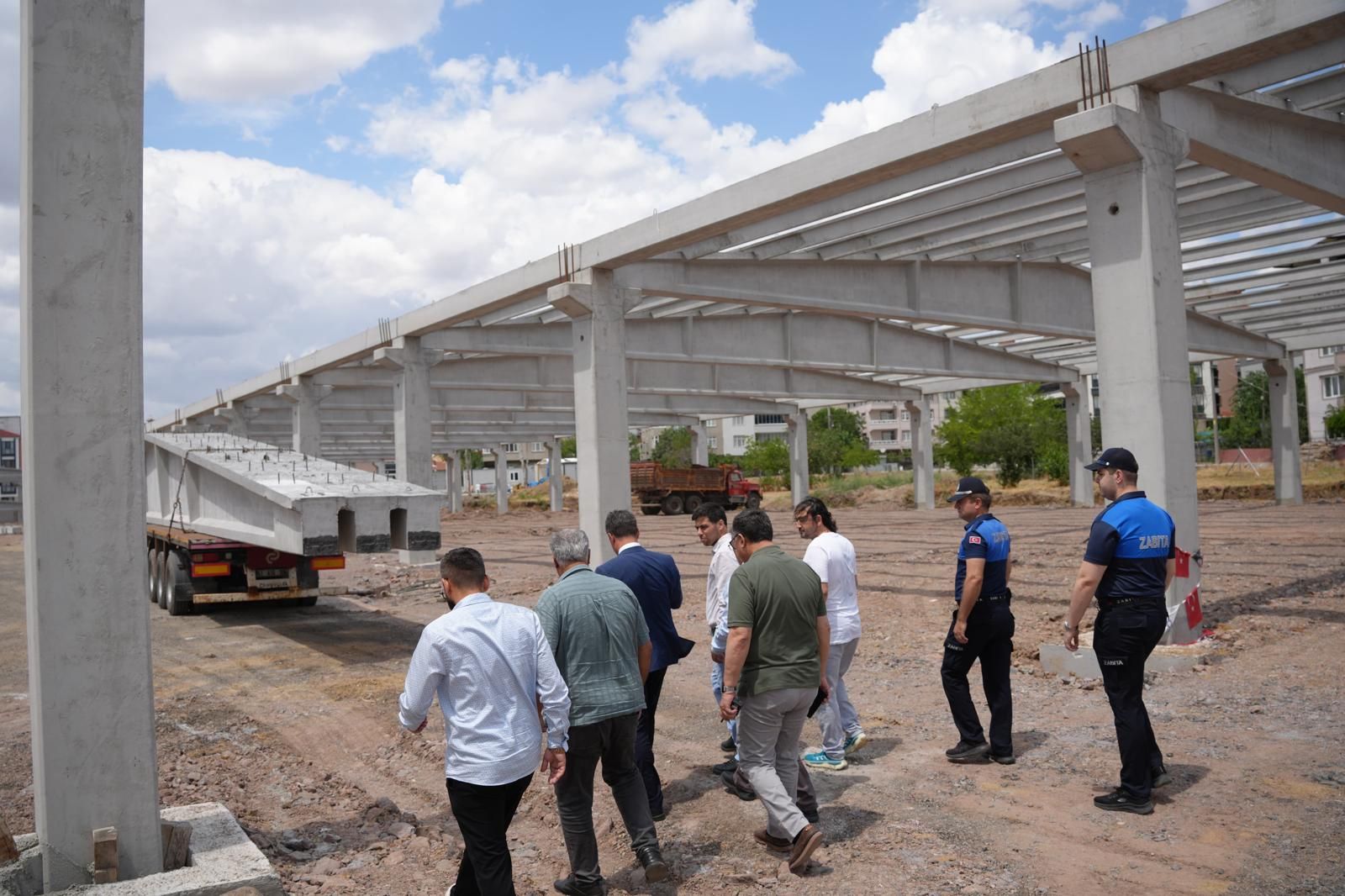 BAŞKAN SARIKURT'TAN PAZARTESİ PAZARI İNCELEMESİ 