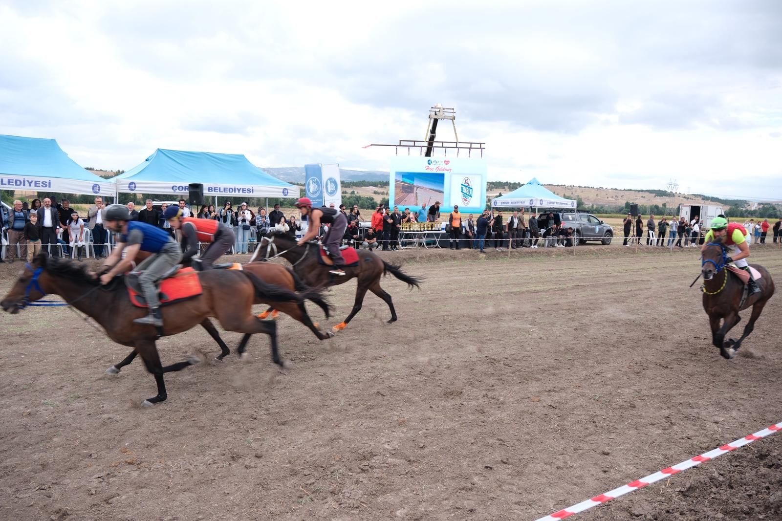 7 İLDEN GELEN 67 AT ZAFER İÇİN KOŞTU