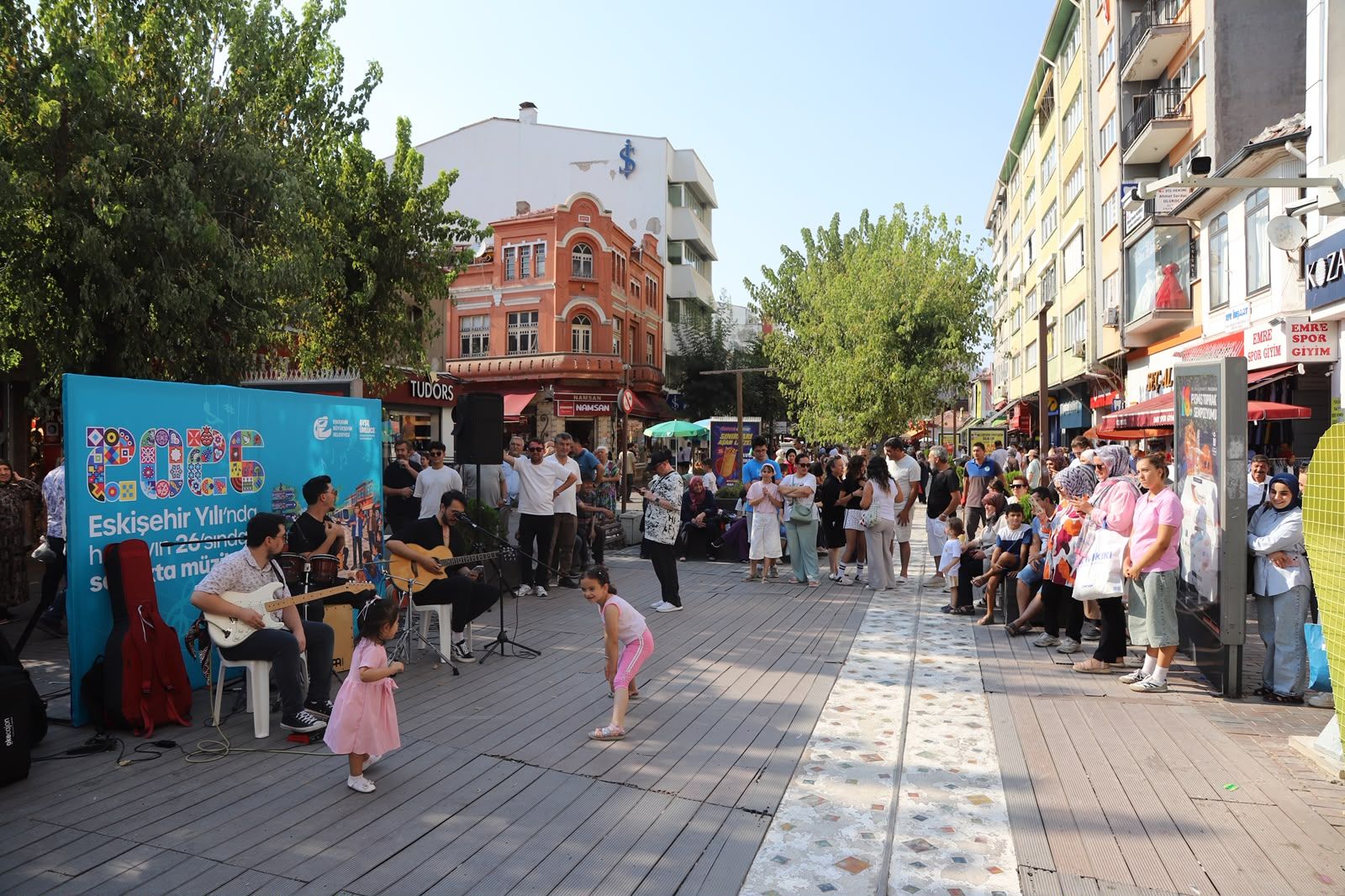 ESKİŞEHİR’DE MÜZİK VE EĞLENCE SOKAĞA TAŞTI 