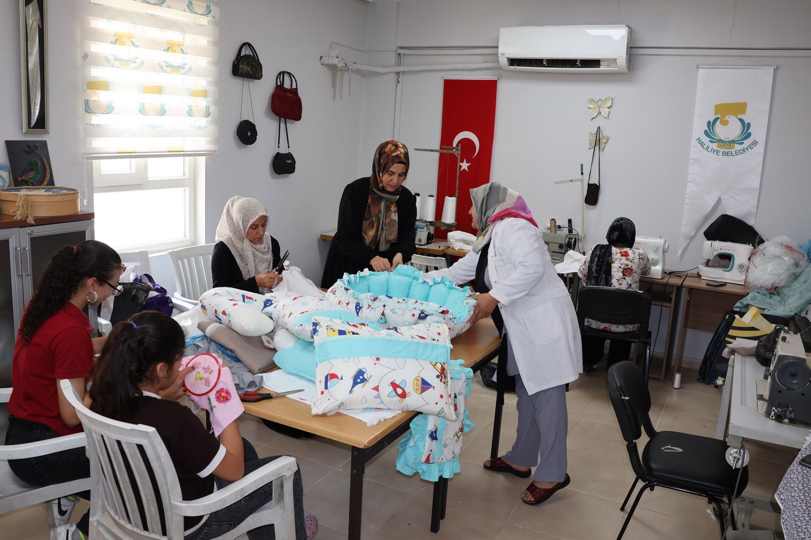 HALİLİYE’DE KADINLARIN EMEĞİ ÜRÜNE, ÜRÜNÜ KAZANCA DÖNÜŞÜYOR