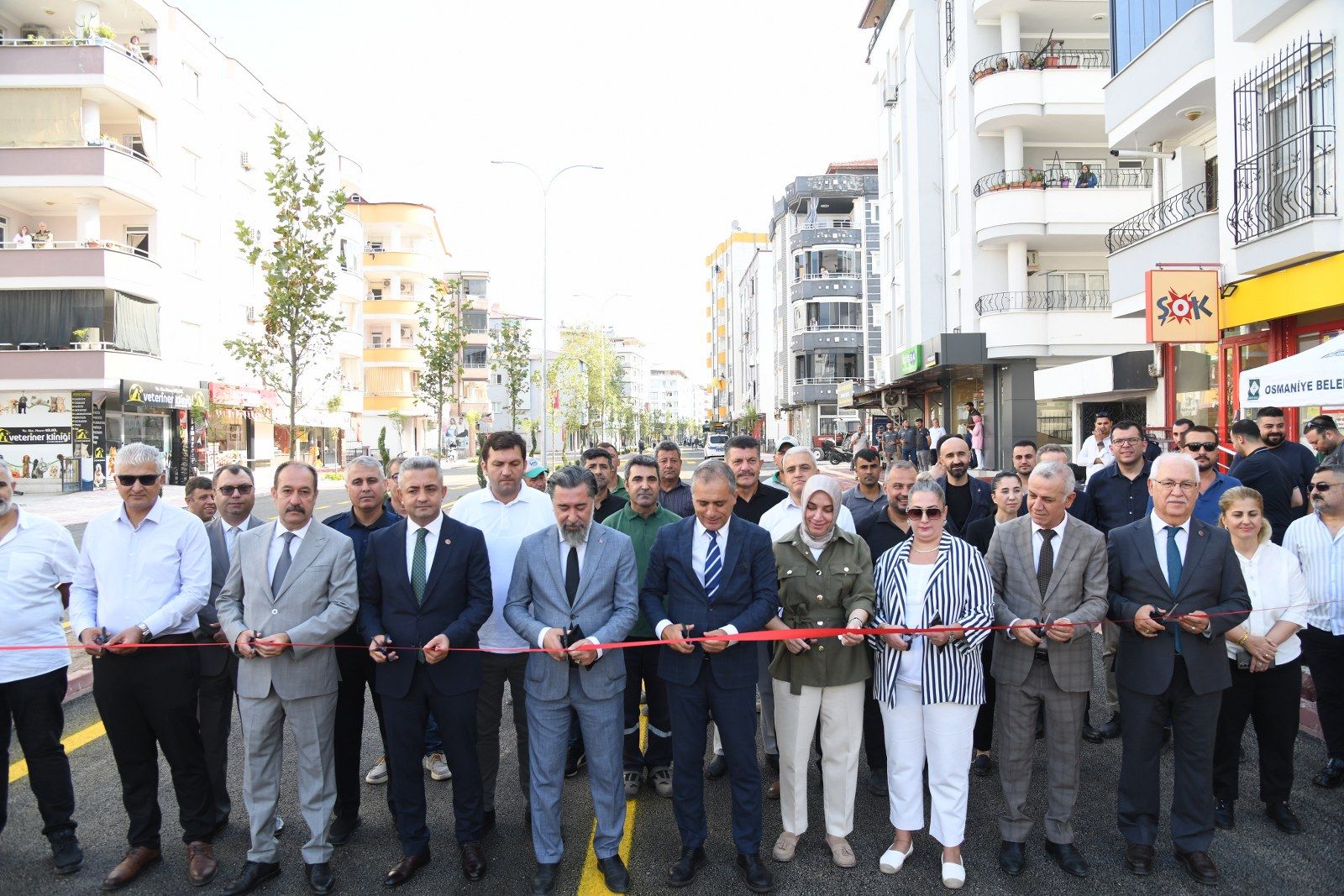 AKYAR CADDESİ YENİLENEN YÜZÜYLE HİZMETE AÇILDI 