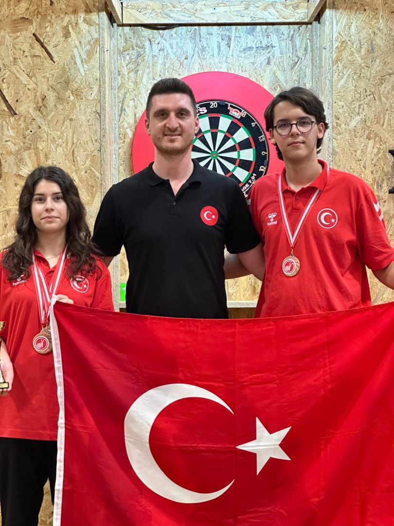 AY-YILDIZLI FORMAYLA ÇIKTILAR, 5 MADALYAYLA DÖNDÜLER