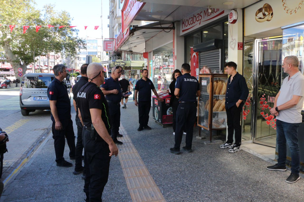 EDREMİT’TE KALDIRIM İŞGALLERİNE ZABITADAN DENETİM