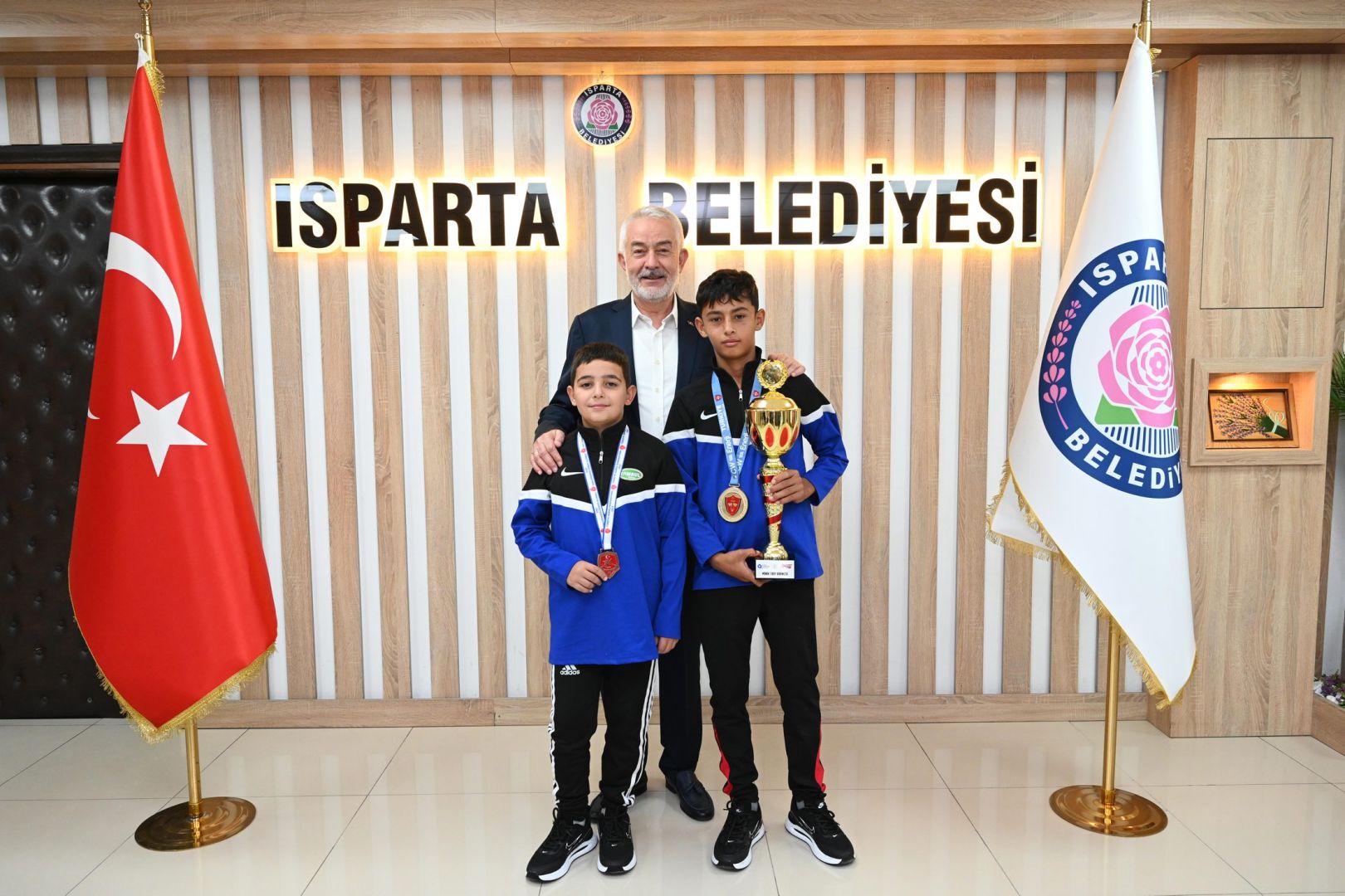 GENÇ GÜREŞÇİLERDEN ISPARTA’DA GURURLANDIRAN ZİYARET