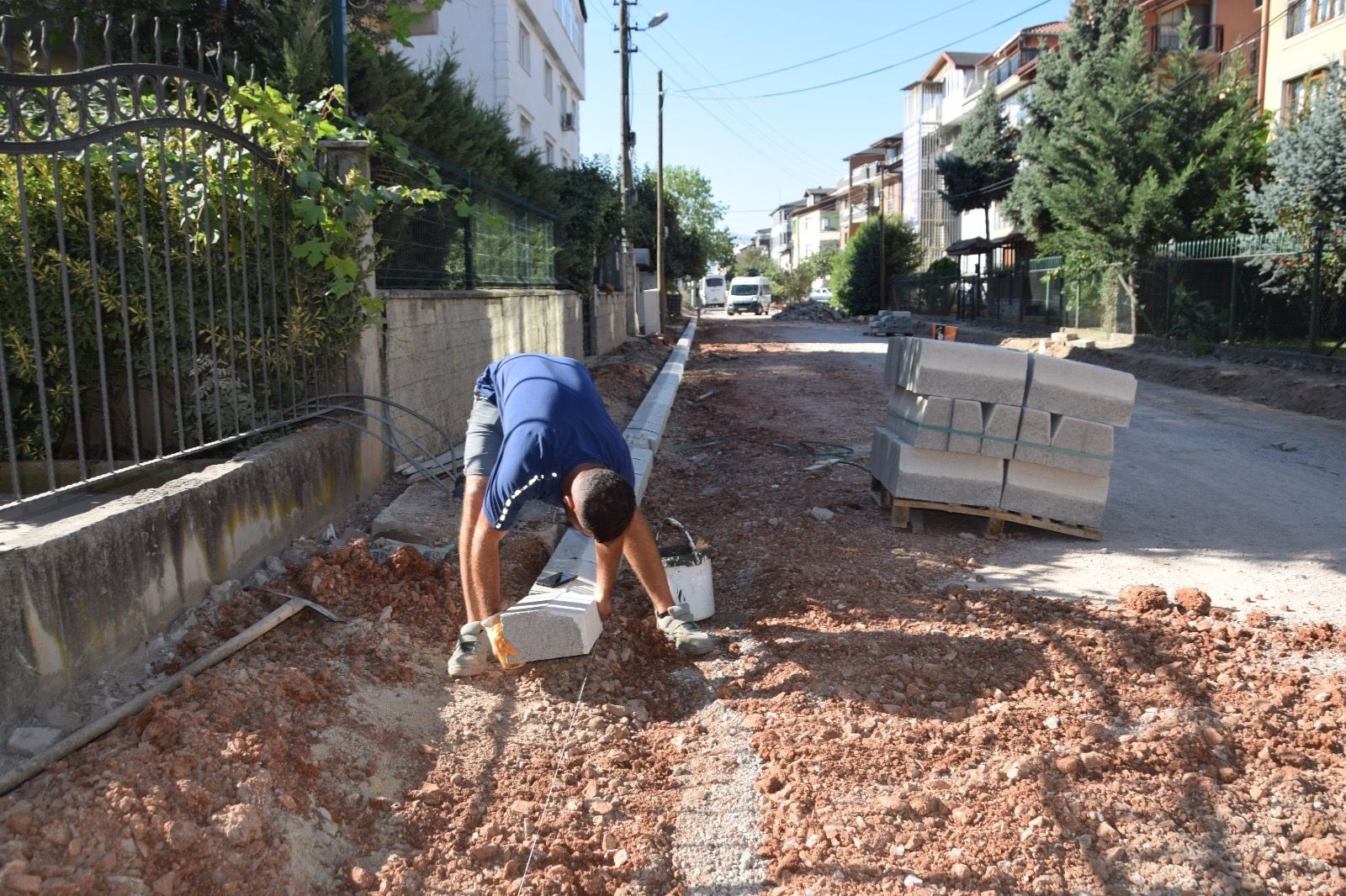 İZMİT’TE ALTYAPI SONRASI YOLLAR YENİLENİYOR