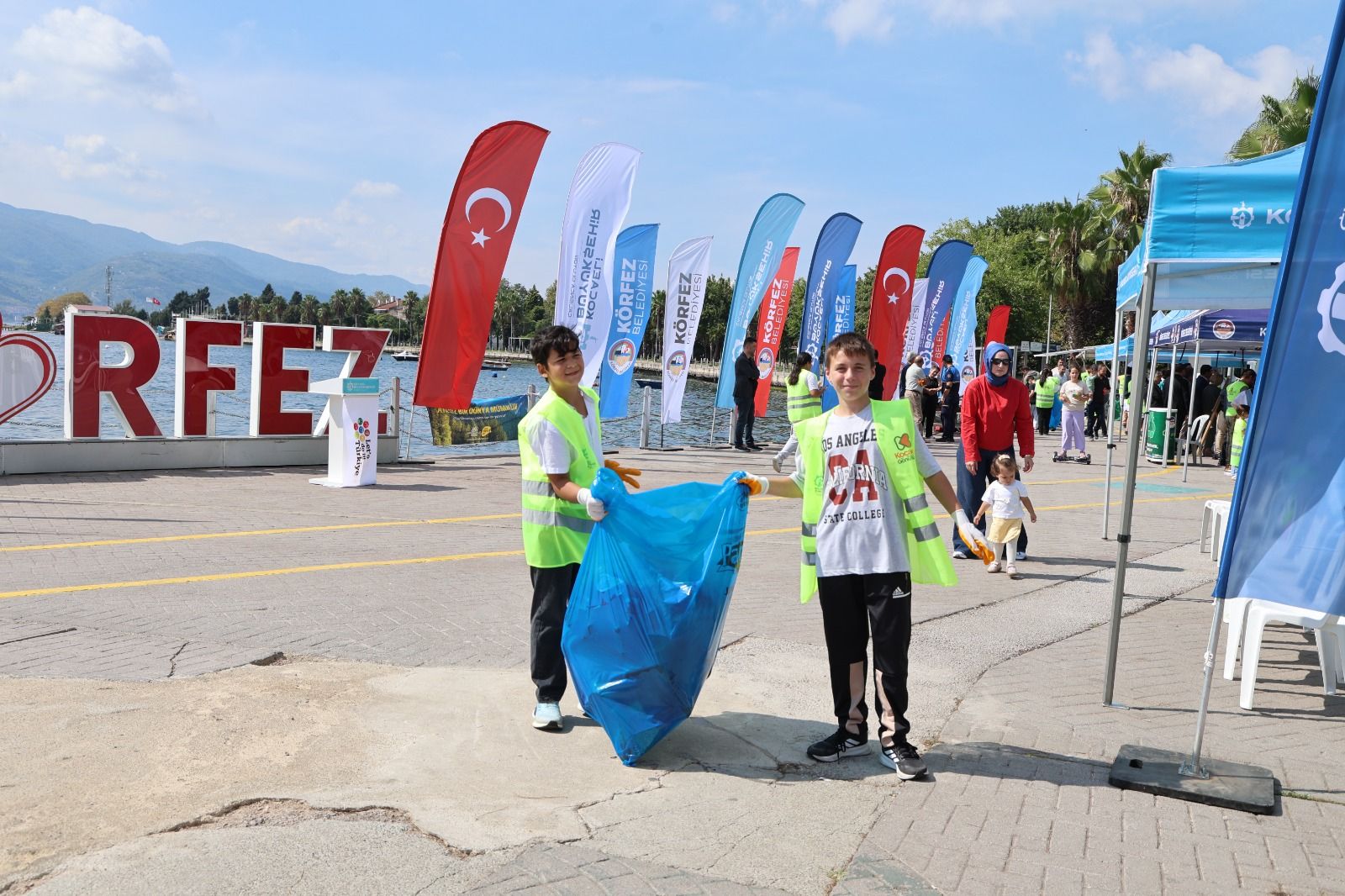 KÖRFEZ’DE 500 GÖNÜLLÜ 1 TON ATIK TOPLADI