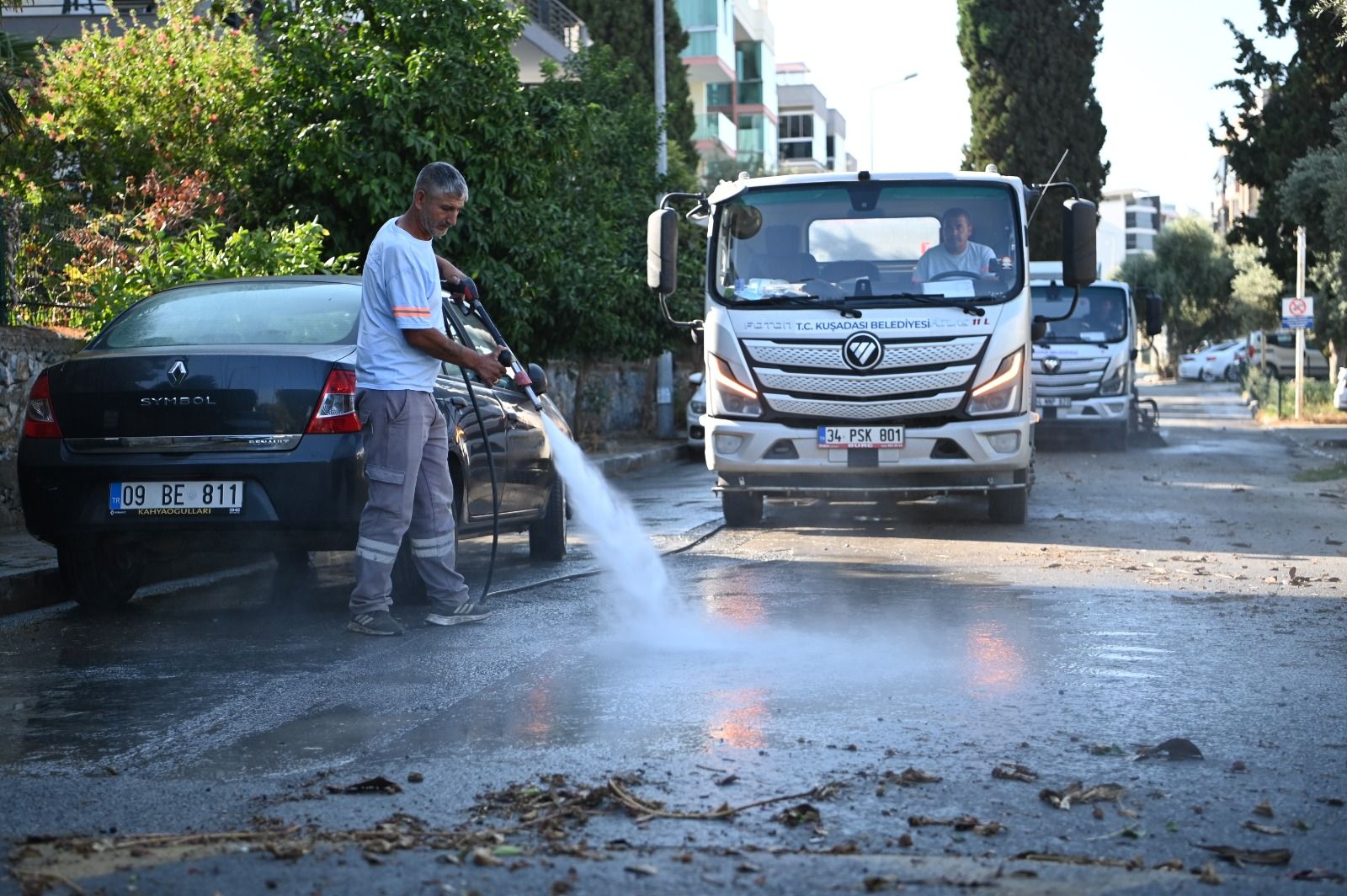 KUŞADASI’NDA HİJYEN MESAİSİ SÜRÜYOR: YENİ ARAÇ DA SAHADA