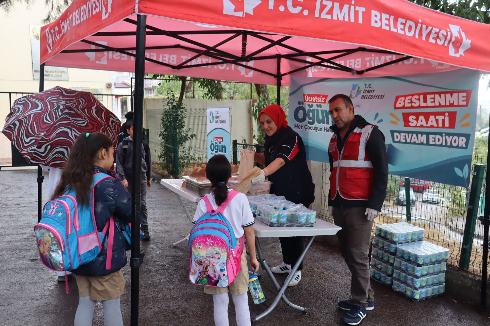 ÖĞRENCİLERİN BESLENMESİNE İZMİT BELEDİYESİ DESTEĞİ SÜRÜYOR