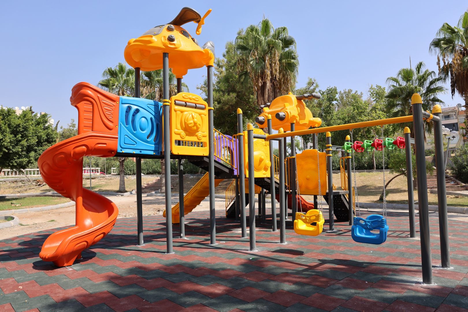 TOROSLAR’DA PARKLAR ÇOCUKLAR İÇİN YENİLENİYOR 